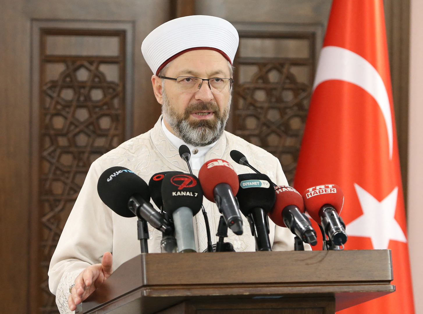 رئيس الشؤون الدينية التركية يدين حرق المصحف في السويد