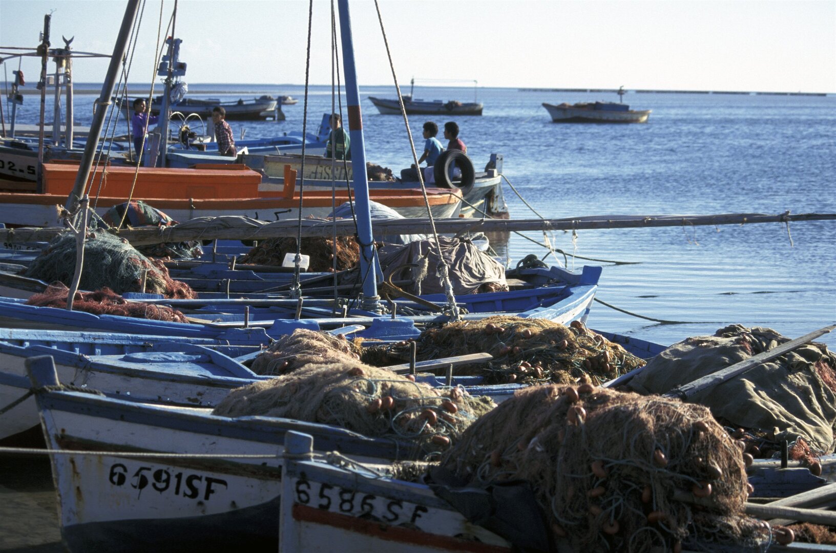 مسؤول تونسي: انطلاق عملية شفط حمولة الباخرة الغارقة في خليج قابس