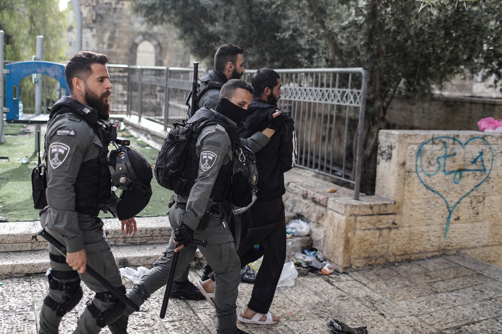 تمديد اعتقال 20 فلسطينيا بزعم إلقاء حجارة باتجاه قوات إسرائيلية في البلدة القديمة
