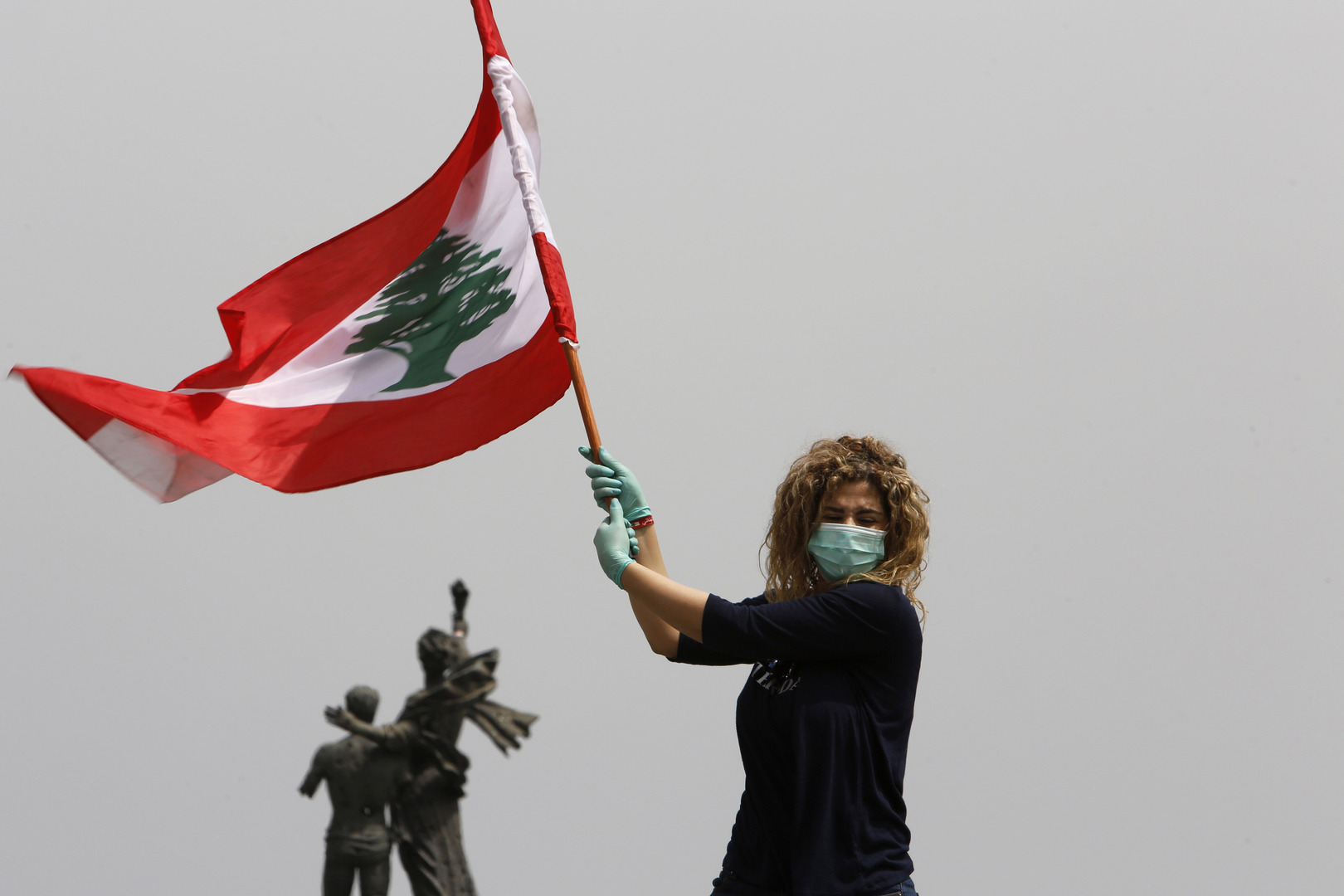 بالفيديو... محتجون يرشقون سيارة نائب لبناني بالحجارة