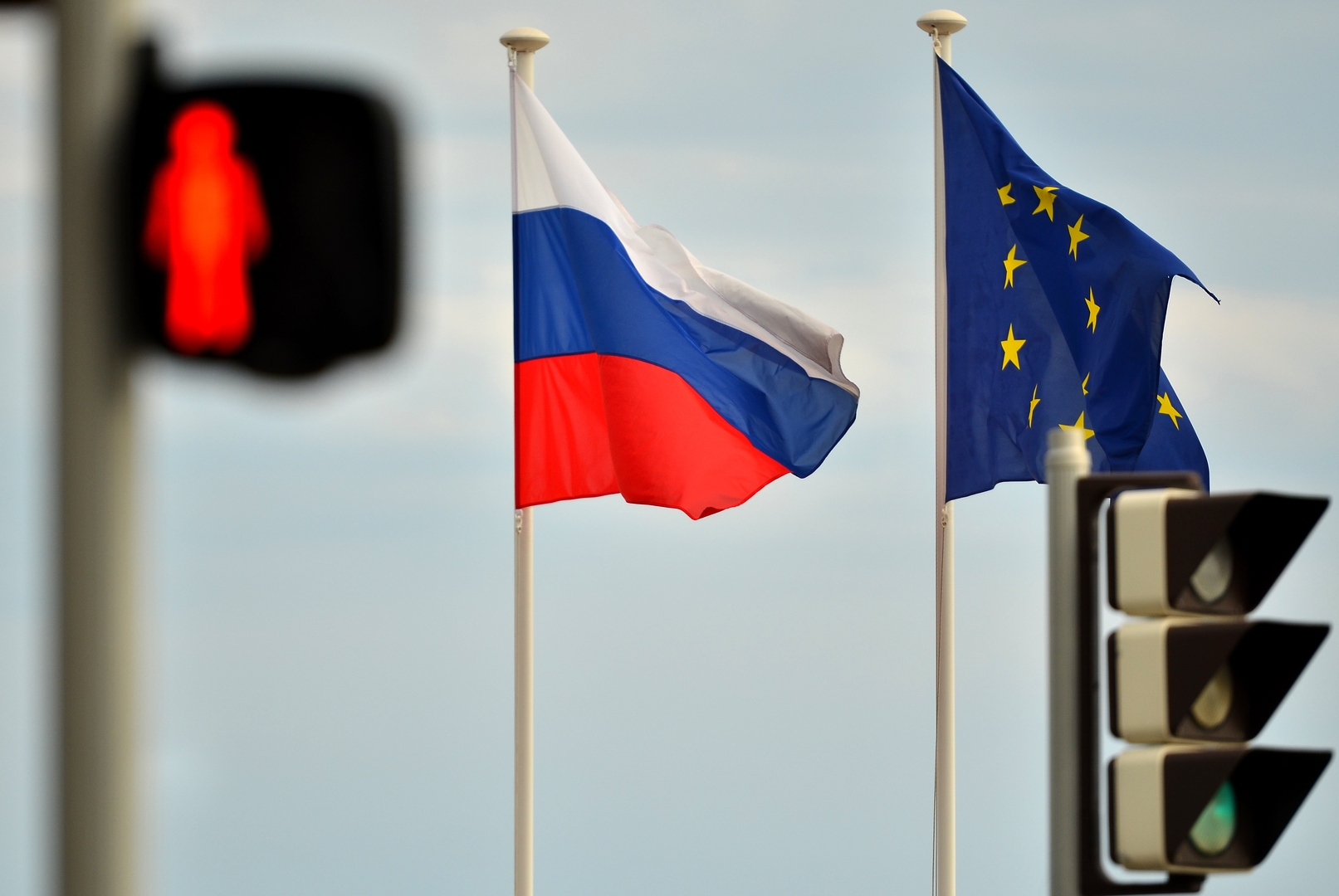 بوريل: دول الاتحاد الأوروبي تهدد باستخدام حق النقض ضد أي حظر لاستيراد النفط الروسي