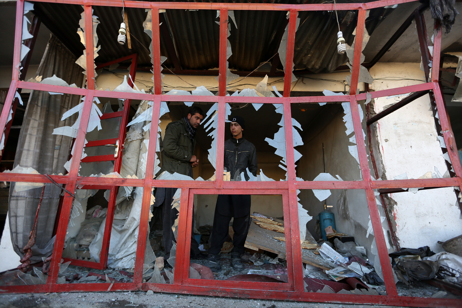 عشرات القتلى والجرحى جراء انفجار في أحد أكبر مساجد أفغانستان