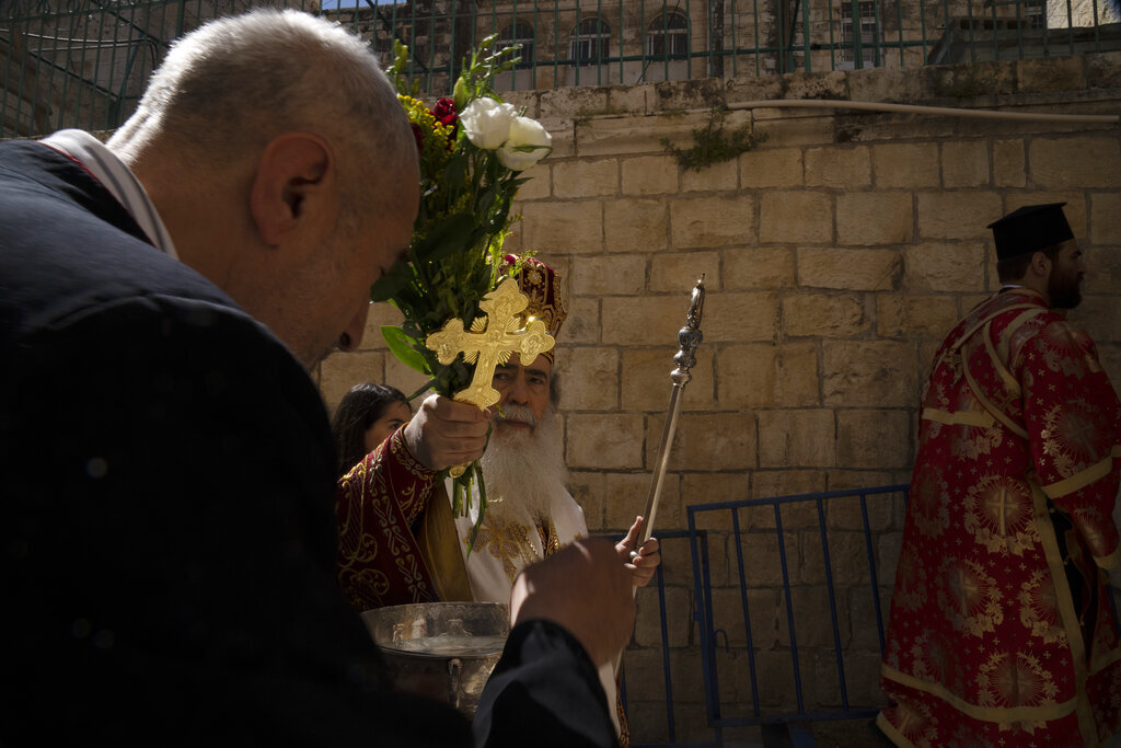 الرئاسة الفلسطينية تحذر من فرض قيود على دخول المصلين إلى كنيسة القيامة