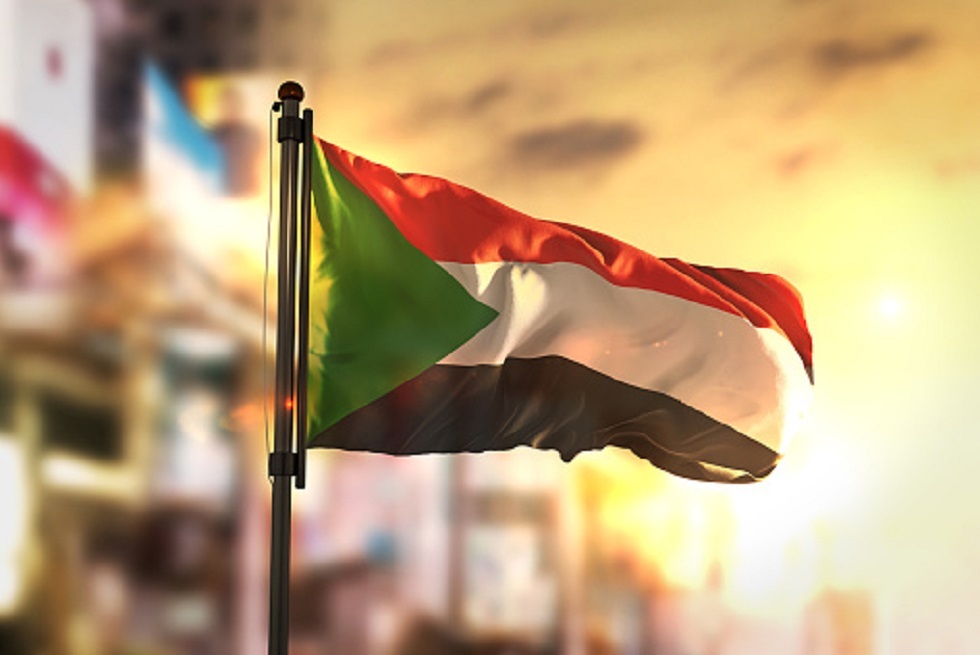 محامي الرئيس السوداني المعزول يتلفظ بعبارة عنصرية عن صحفي سوداني (فيديو)
