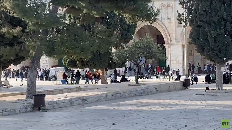مراسلتنا: إصابات بينهم مصور RT بمواجهات في المسجد الأقصى (فيديو)