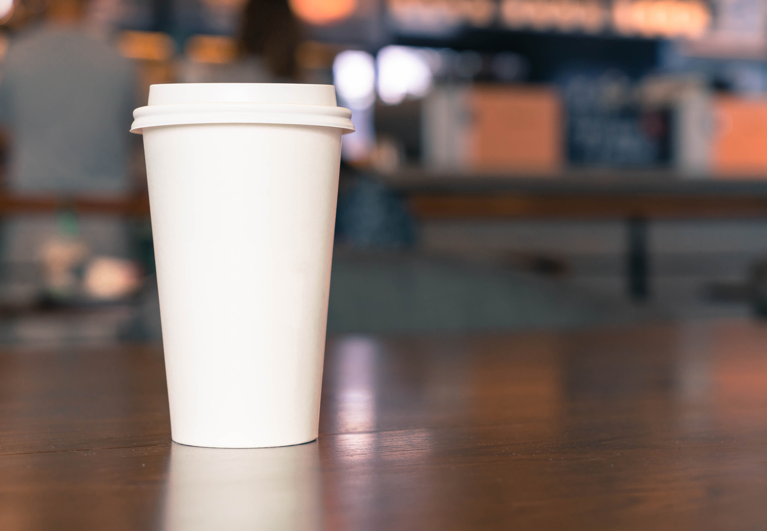 أكواب الاستخدام الواحد تلقي بتريليونات الجزيئات البلاستيكية المجهرية في قهوتنا
