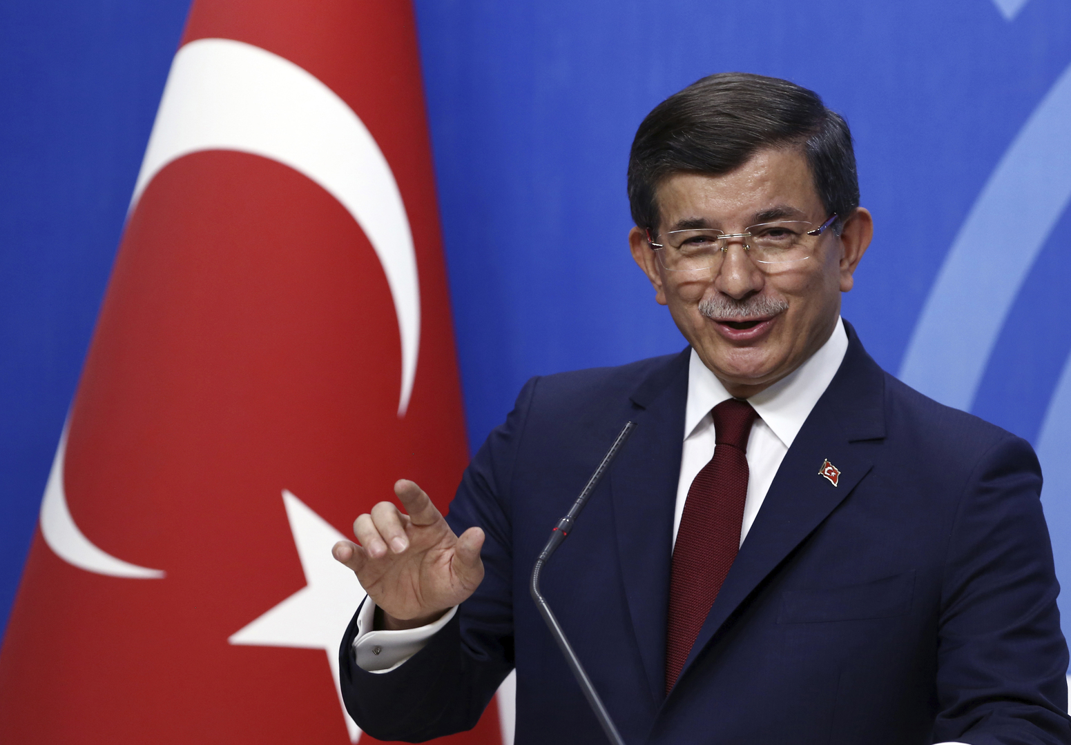 داوود أوغلو: الدخل القومي في تركيا انخفض بشكل خطير