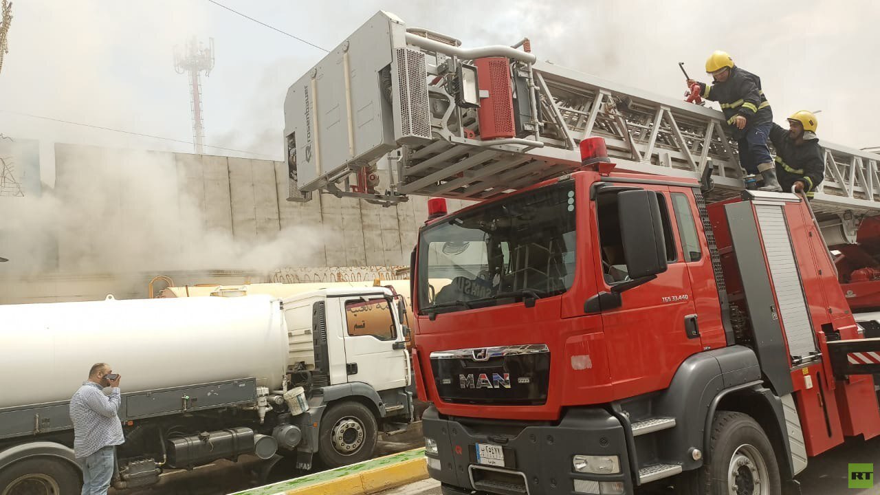 العراق.. 20 فرقة إطفاء لإخماد حريق في مجمع تجاري بكربلاء (صور – فيديو)