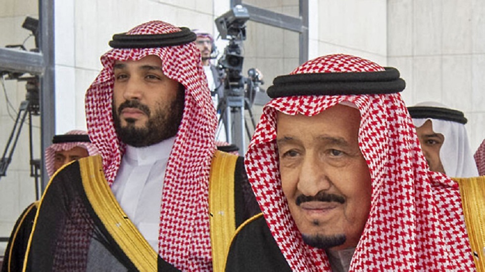 العاهل السعودي يجدد لرئيس مجلس القيادة الرئاسي اليمني دعم المملكة لليمن