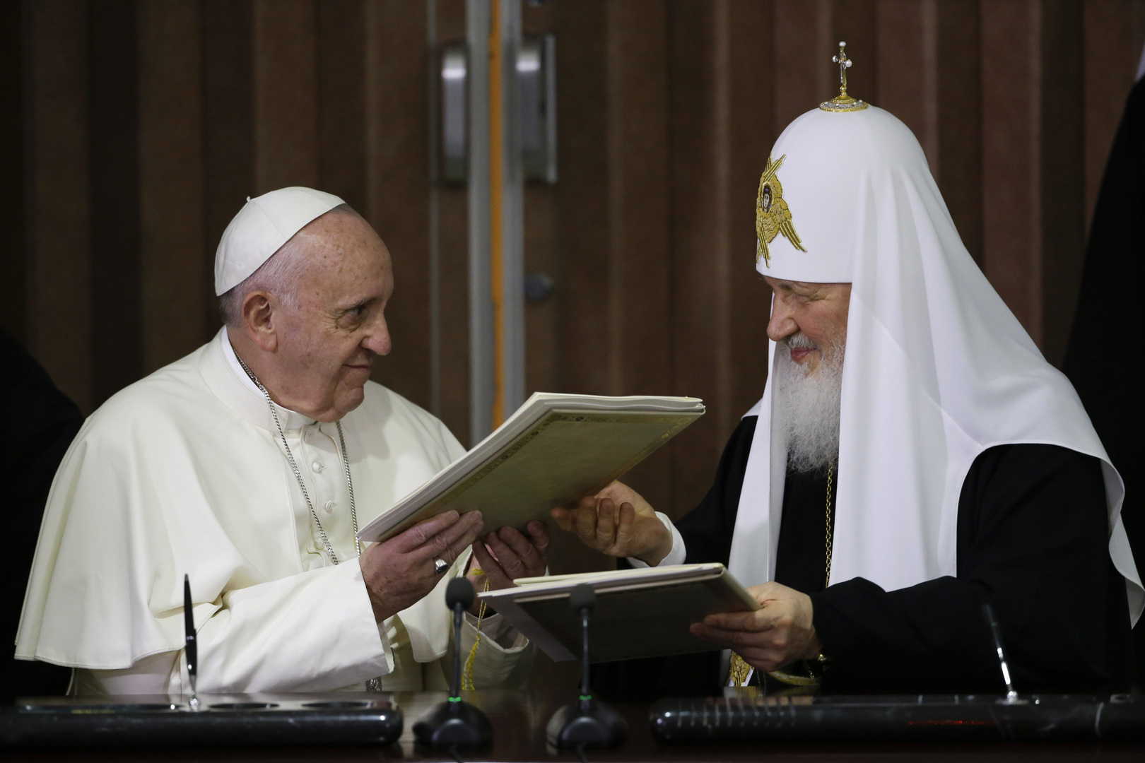 البابا فرنسيس للبطريرك كيريل: فليجعلنا الروح القدس صانعين للسلام في أوكرانيا