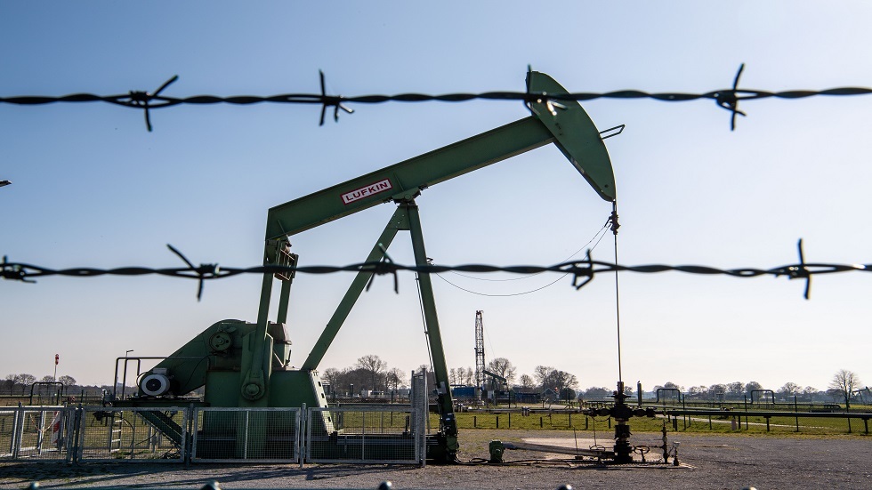 المفوضية الأوروبية تقول إن حزمة العقوبات السادسة ضد روسيا قد تشمل قيودا على واردات النفط