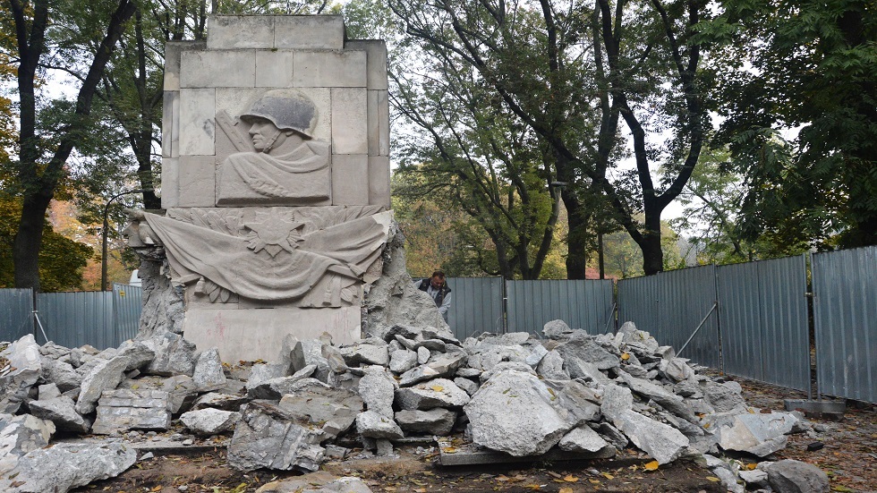 محارب أمريكي قديم: تدنيس النصب التذكارية للمحررين السوفييت في أوروبا 