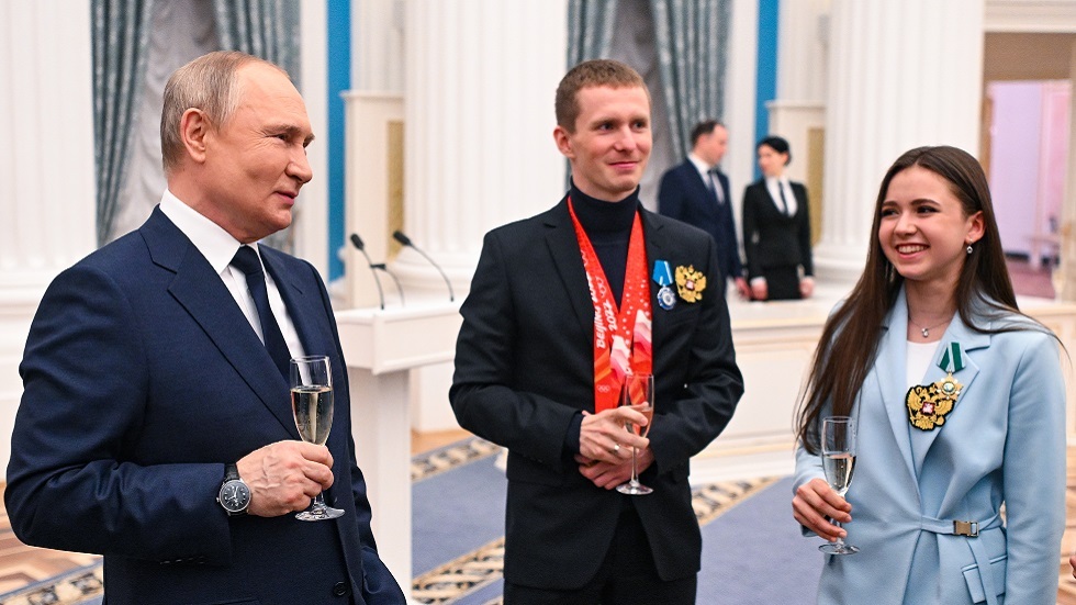 بوتين يقدم نصيحة لنجمة التزحلق الفني على الجليد كاميلا فالييفا في عيد ميلادها