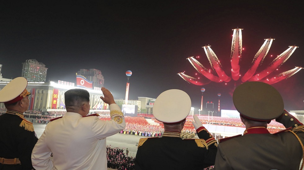 القفز بالمظلات والألعاب النارية.. كوريا الشمالية تضفي جوا من البهجة في العرض العسكري الأخير