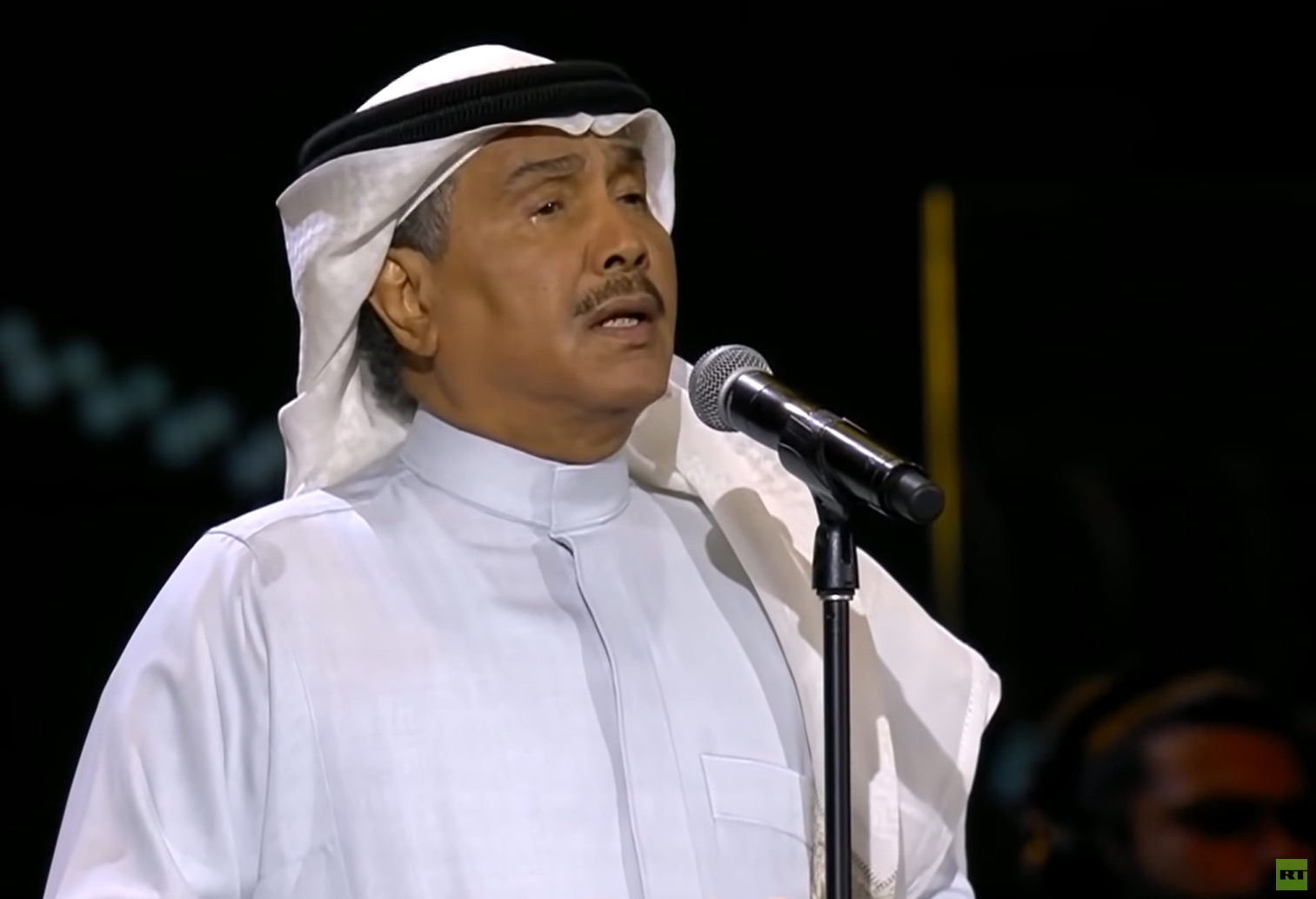 الفنان محمد عبده مدين بالاعتذار من أمير سعودي (فيديو)