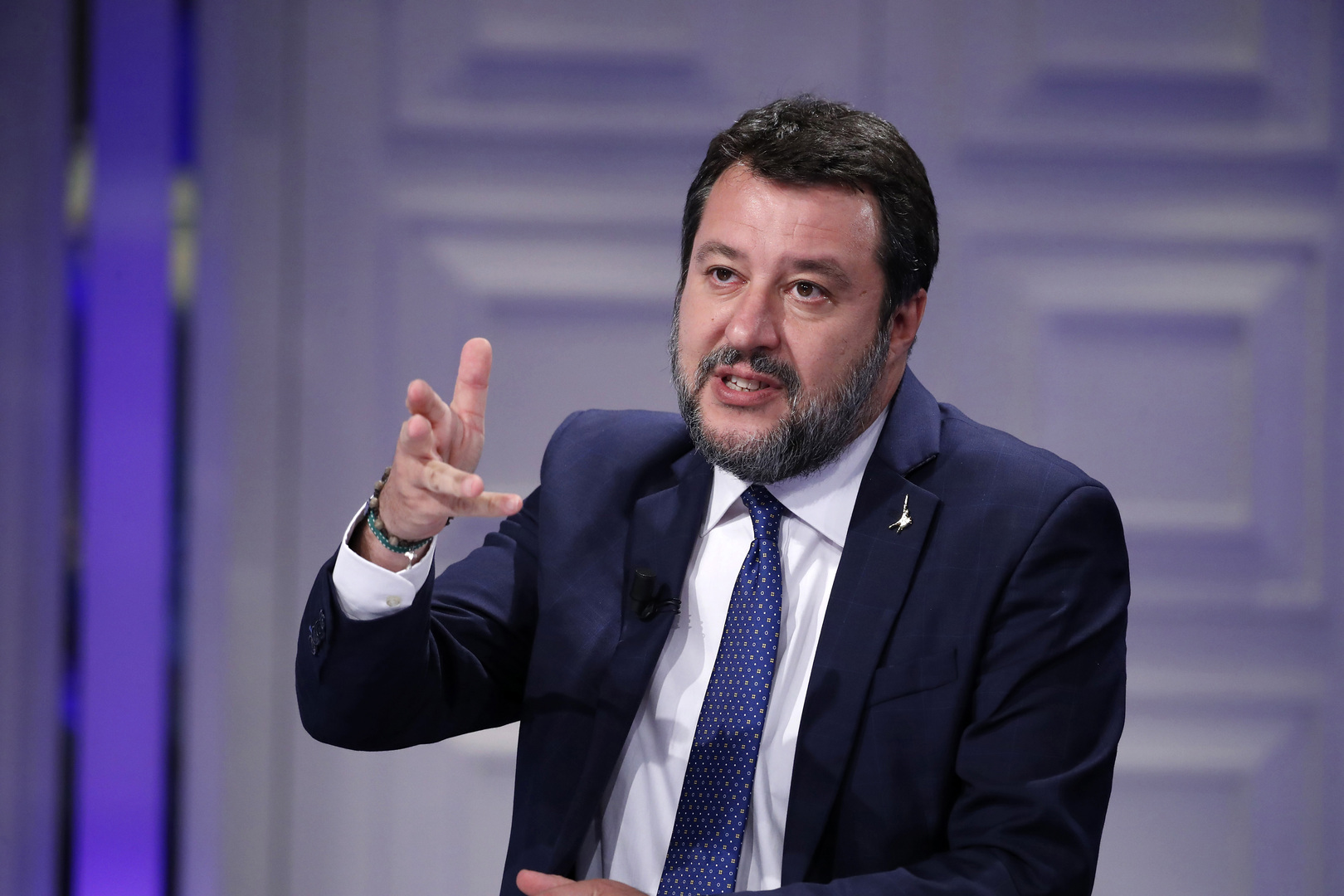 سياسي إيطالي يحذر من إرسال السلاح إلى أوكرانيا