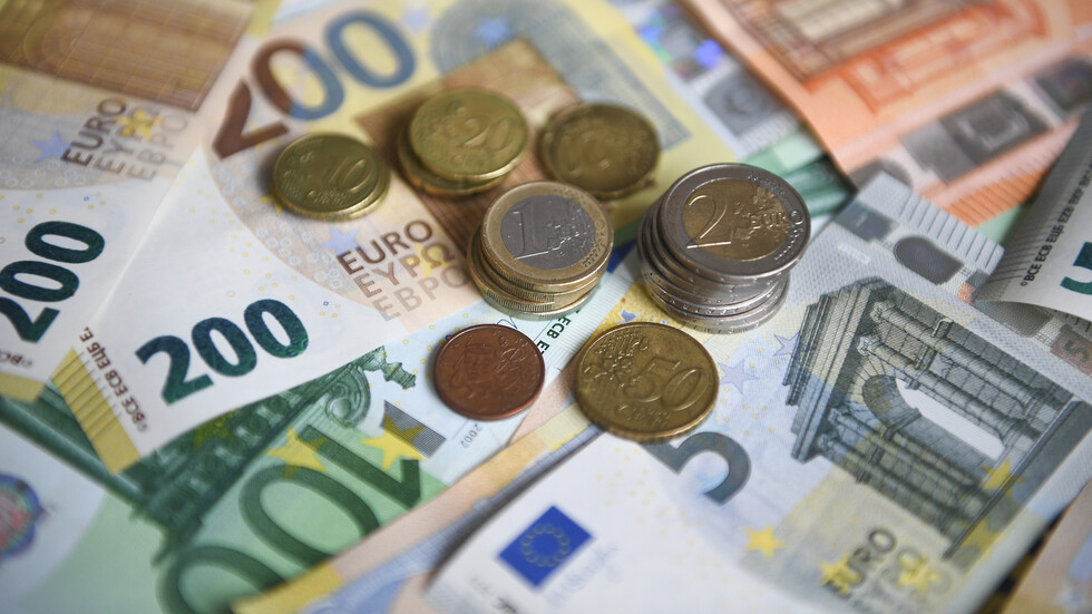 تقارير أوروبية تحذر من "هبوط حر" لليورو على خلفية الأزمة الأوكرانية