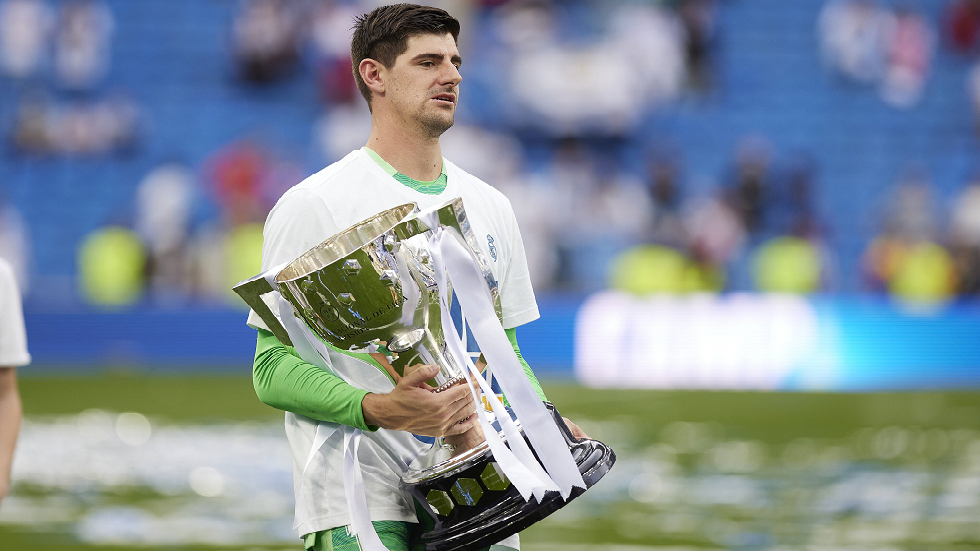 كورتوا يسخر من برشلونة بعد تتويج ريال مدريد بلقب الدوري الإسباني