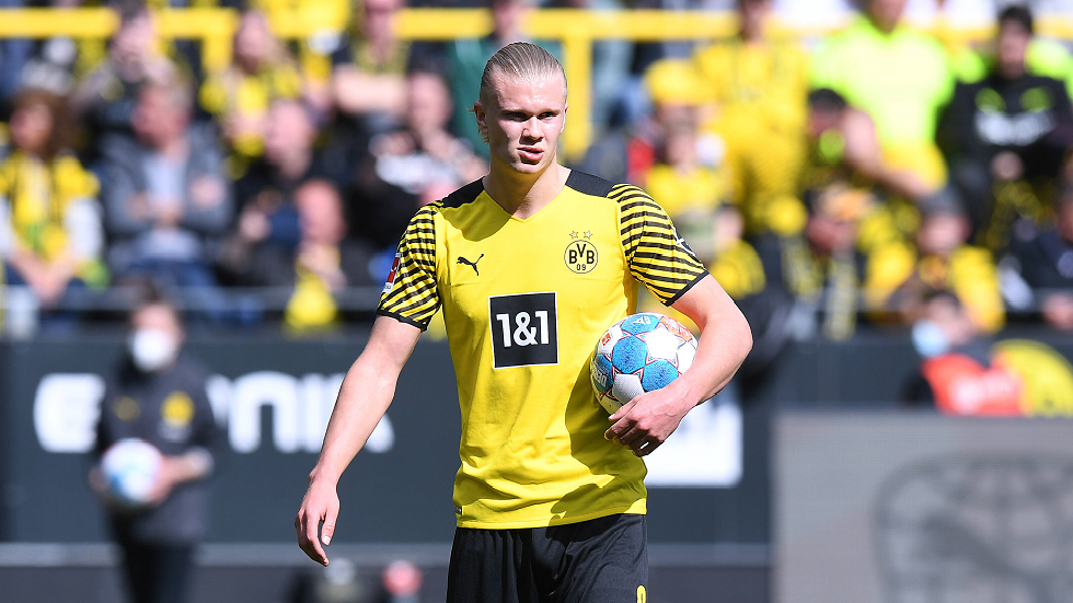 هالاند ينشر صورة له مع الراحل رايولا ويعلق: الأفضل