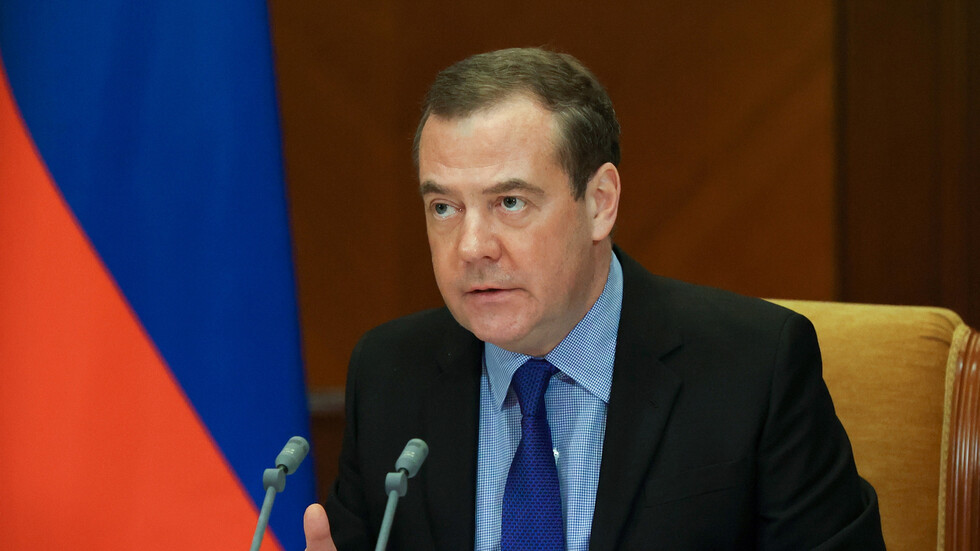 مدفيديف يهنئ الروس بعيد النصر ويرسم الرمز "Z" (فيديو)