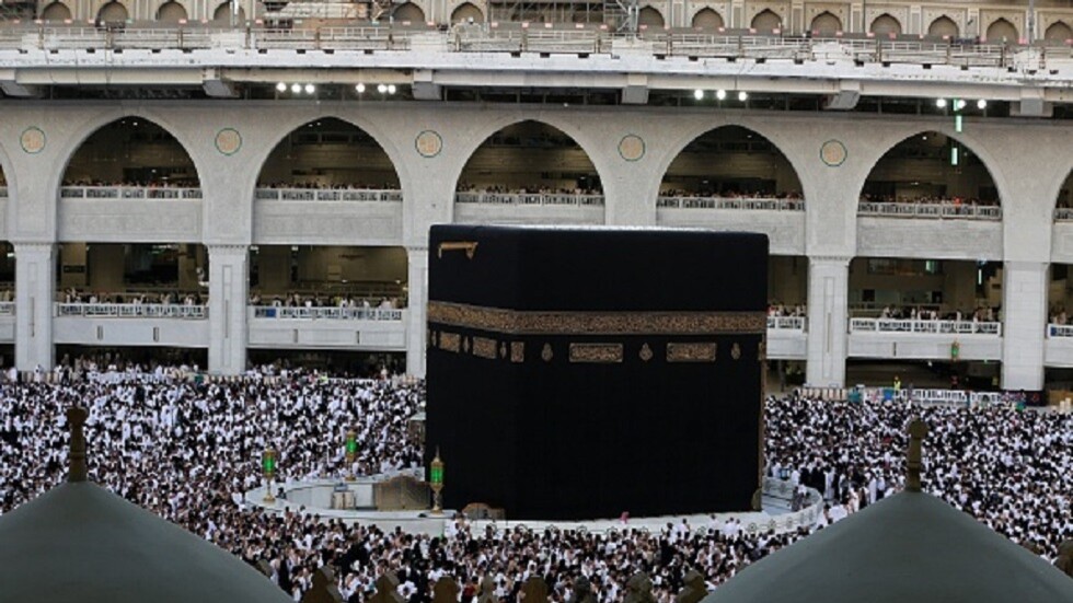 شاهد.. طفل يخطف الأنظار داخل الحرم المكي بصوته العذب (فيديو)