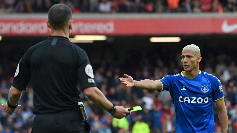 نجم إيفرتون قد يواجه عقوبات شديدة بسبب تصرف غريب