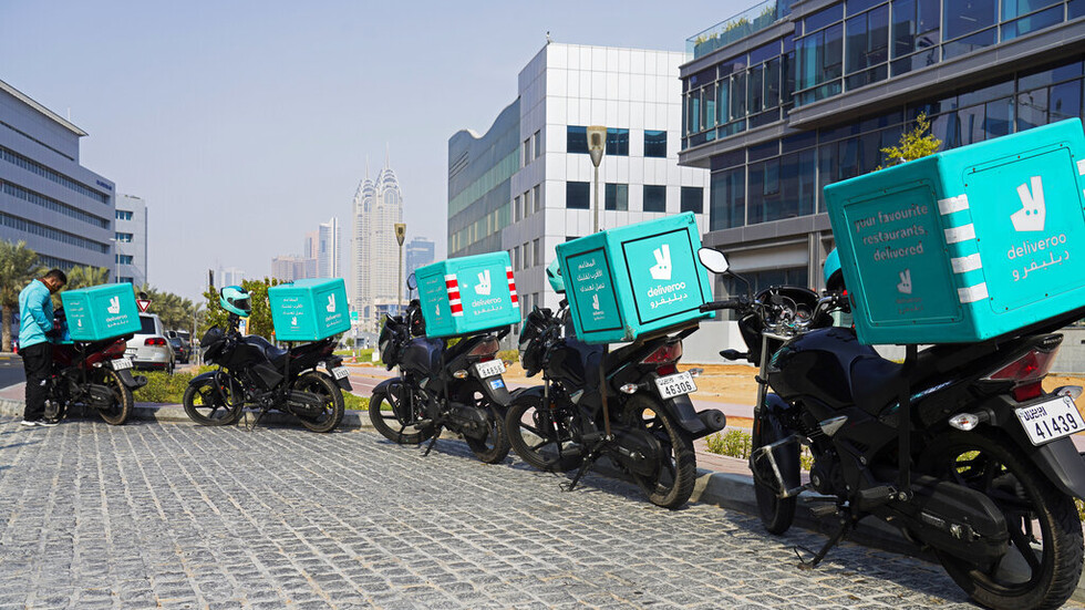 دبي.. إضراب لسائقي خدمة التوصيل احتجاجا على خفض الأجور