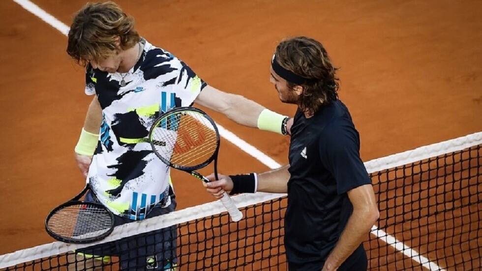 اليوناني تسيتسيباس يدعم لاعبي التنس الروس بعد حرمانهم من المشاركة في ويمبلدون