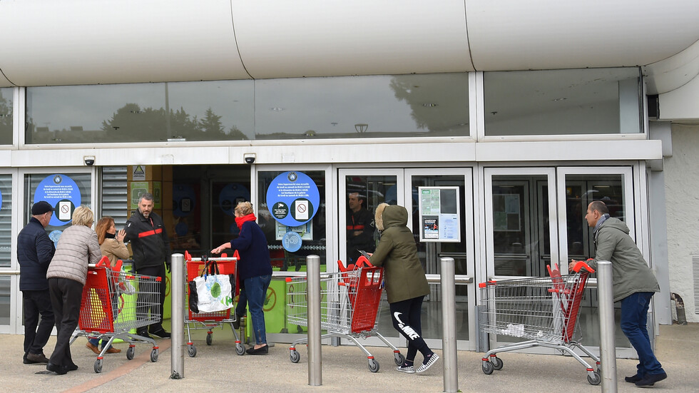 تقرير: الفرنسيون يقللون الإنفاق مما يهدد البلاد بركود اقتصادي