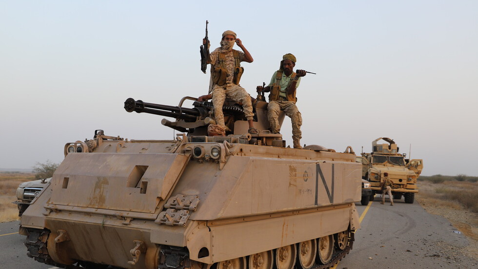 الجيش اليمني يعلن مقتل أحد أفراده وإصابة آخر بقذيفة أطلقها الحوثيون