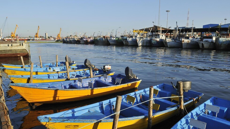 بعد 21 عاما من الانقطاع.. رسو أول سفينة تحمل شحنة ترانزيت للإمارات بميناء ايراني