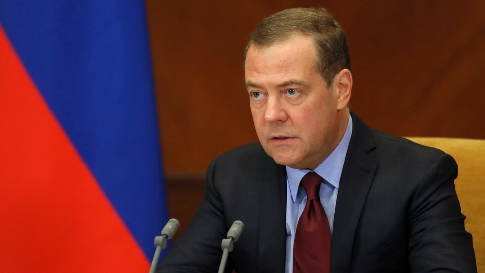 مدفيديف: زيلينسكي سيستمر في استجداء المال والسلاح لأن السلام يعني نهايته