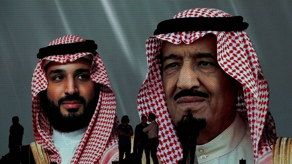 طريقة "معايدة" الأمير محمد بن سلمان لوالده الملك سلمان تثير تفاعلا بمواقع التواصل الاجتماعي (فيديو)