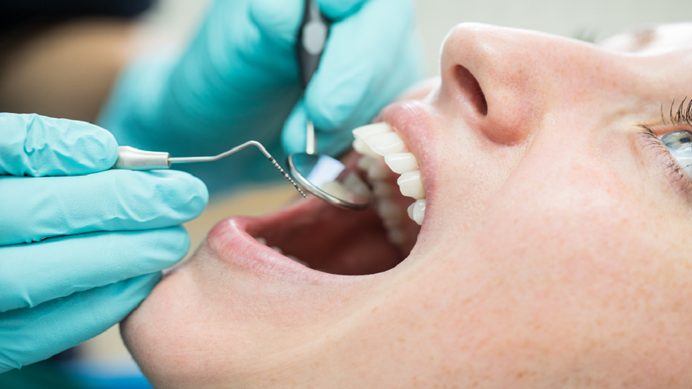 كيفية اكتشاف علامات سرطان الفم في المنزل!