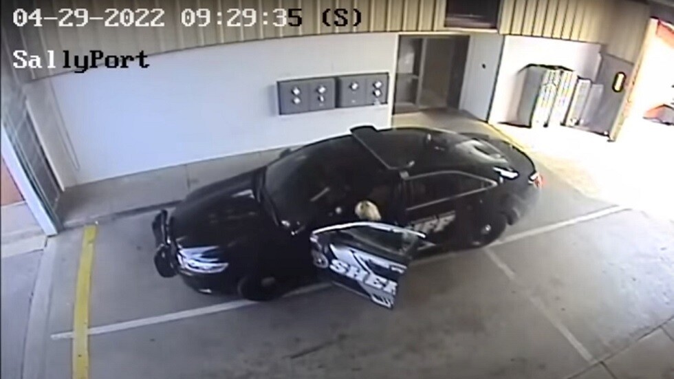 الشرطة الأمريكية تستنفر بحثا عن سجين هرب مع إحدى ضابطات الحراسة وكاميرا السجن توثق الحادثة (فيديو)