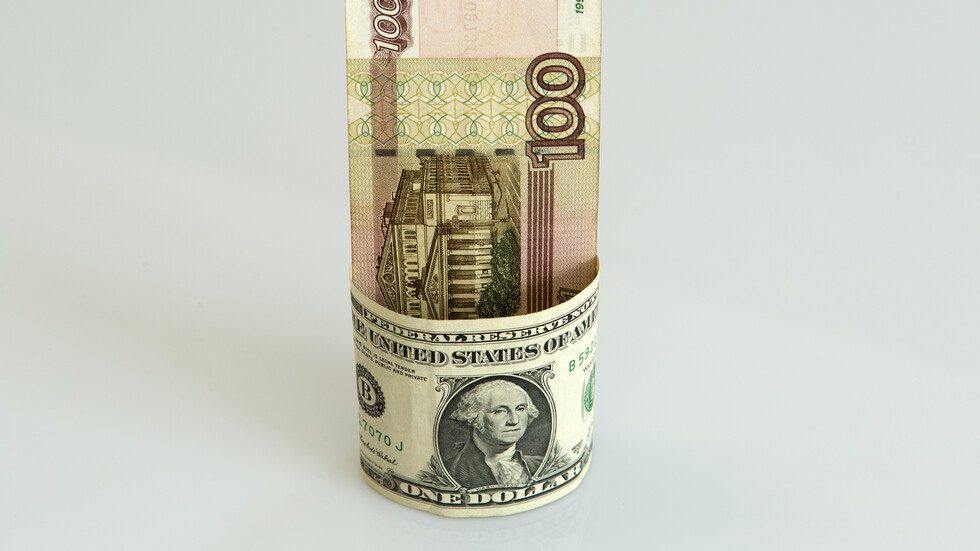 الروبل الروسي يستمر في الصعود.. الدولار يهبط إلى مستوى هو الأول منذ 2020