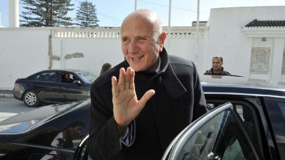 سياسي تونسي: السلطة تتوجه لحل الأحزاب ووضع قياداتها في الإقامة الجبرية