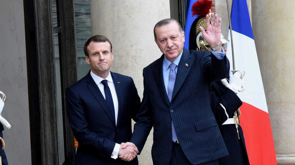 أردوغان يؤكد لماكرون أهمية استمرار المفاوضات للتسوية في أوكرانيا