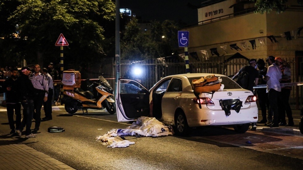 الشرطة الإسرائيلية تعلن اسمي منفذي هجوم العاد وتواصل ملاحقتهما