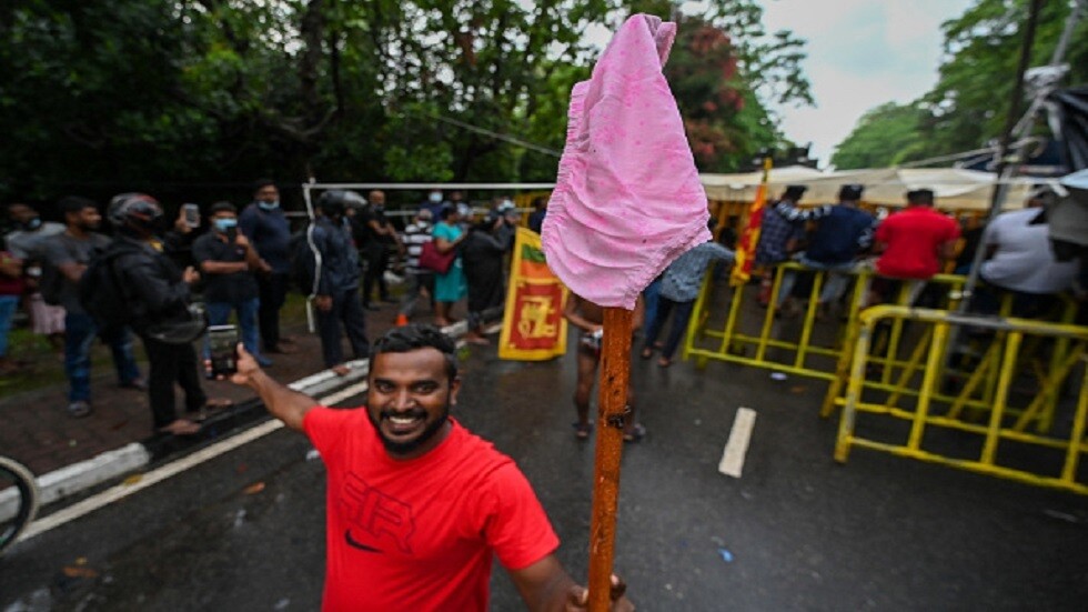 "لم نعد نملك شيئا".. احتجاجات "الثياب الداخلية" في سريلانكا (فيديو)