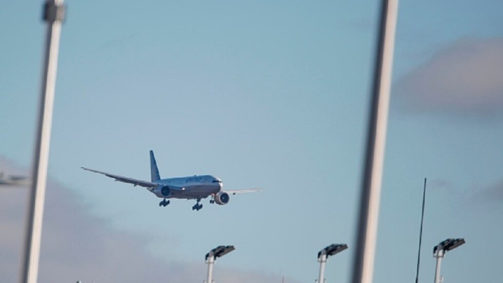 الولايات المتحدة.. اعتقال راكب طائرة فتح بابها وسار على جناحها قبل توقفها على المدرج (فيديو)