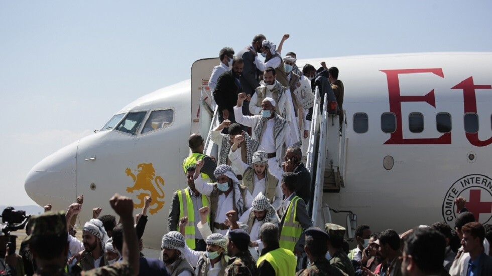 "الصليب الأحمر" يعلق على نفي الحوثيين صلتهم بأسرى أفرج عنهم التحالف