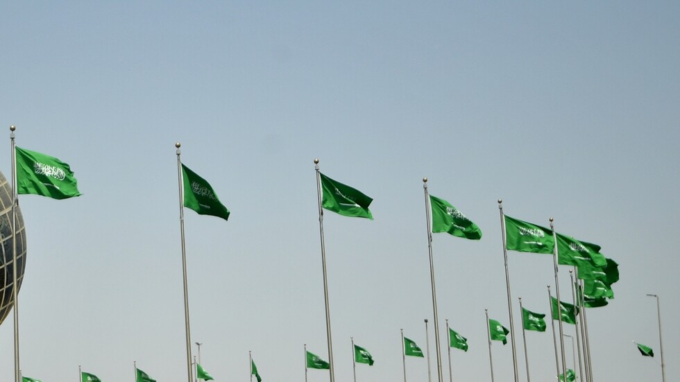 حرائق وسقوط أعمدة كهربائية وإشارات مرورية في منطقة سعودية بسبب الرياح (فيديوهات + صور)