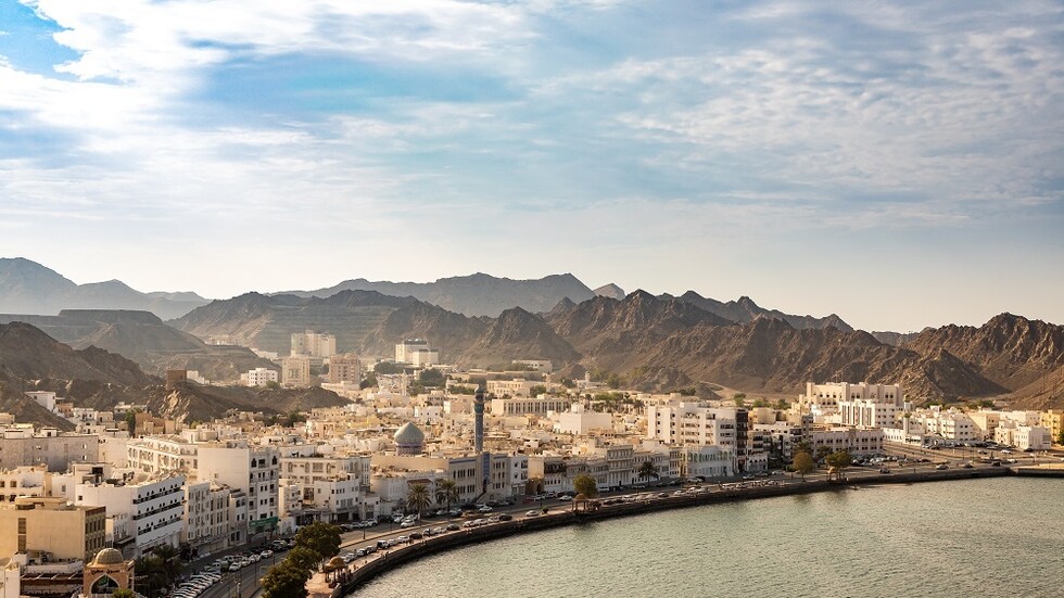 سلطنة عمان.. أجنبيات بملابس البحر يتسببن بجدل واسع