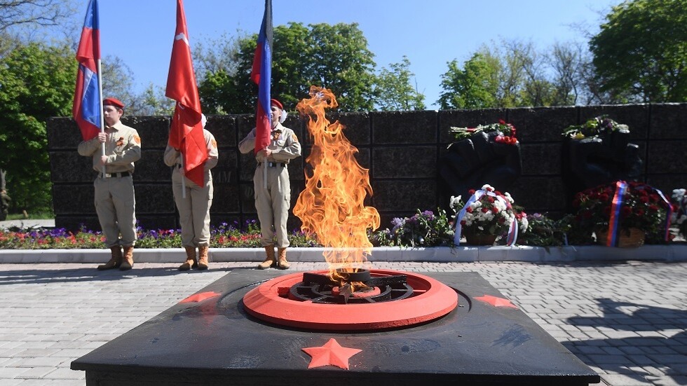 إيقاد الشعلة الخالدة عند نصب ضحايا النازية في ماريوبول