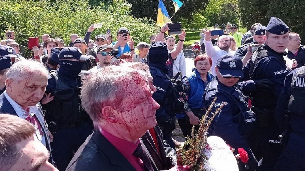 "أوصيناه بعدم وضع الزهور في 9 مايو".. وزير داخلية بولندا يبرر الاعتداء على السفير الروسي