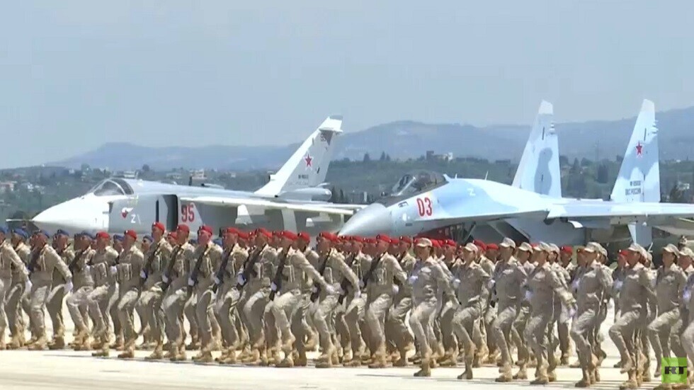 عرض عسكري روسي بقاعدة حميميم