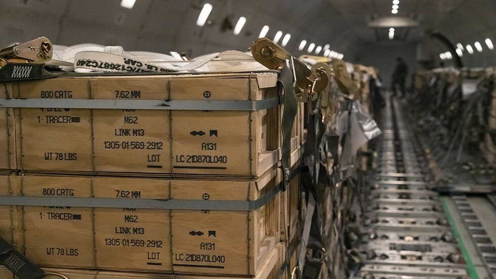 بايدن يوقع قرارا لتسريع توريد السلاح إلى أوكرانيا