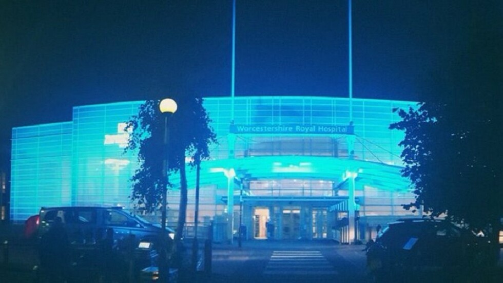 أخوان بريطانيان يصبحان أبوين لأول مرة في أقل من ساعتين على يد قابلة واحدة (صور)