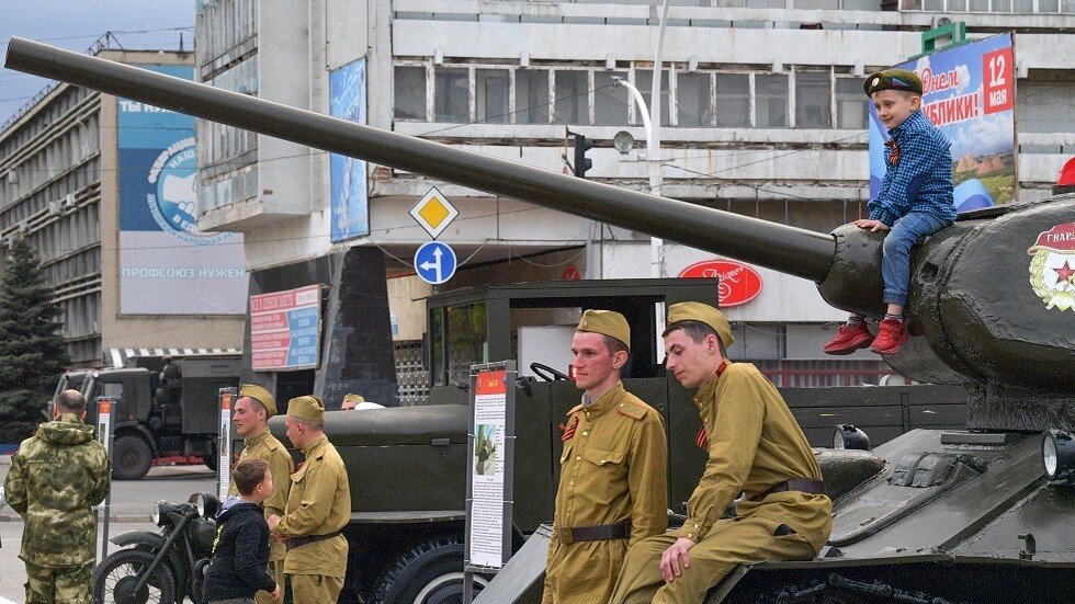 تهنئة من رجال المدفعية في لوغانسك لسكان المدن التي تحتلها القوات الأوكرانية